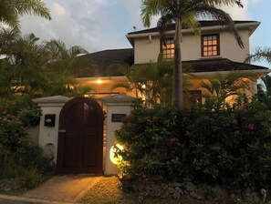 تفاصيل الفندق من الخارج