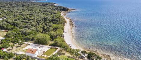 Una spiaggia nelle vicinanze
