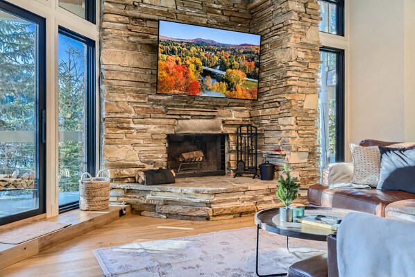 Smart TV y chimenea