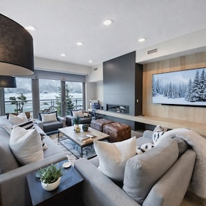 Smart TV y chimenea 
