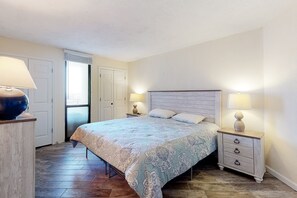 2 bedrooms, Internet, bed sheets - Oceanfront Condo with a Balcony, Great View, AC, WiFi & Shared Outdoor Pool (Ocean City)
