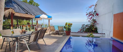 Una piscina al aire libre, una piscina climatizada