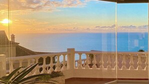 A balcony with a view of the ocean and a sunset. - Home2Book Design Asian Sabina, Heated Pool & View (El Sauzal)