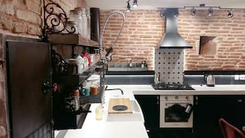 Een koelkast, een microgolfoven, een oven, een kookplaat