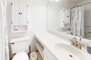 Towels - Two-Level Bayfront Condo with Amazing Sunsets, Balcony, WiFi & Shared Pool (Ocean City)