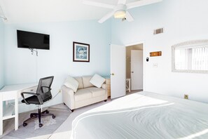 2 bedrooms, desk, internet, bed sheets - Two-Level Bayfront Condo with Amazing Sunsets, Balcony, WiFi & Shared Pool (Ocean City)