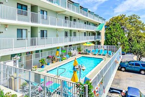 Pool - Two-Level Bayfront Condo with Amazing Sunsets, Balcony, WiFi & Shared Pool (Ocean City)