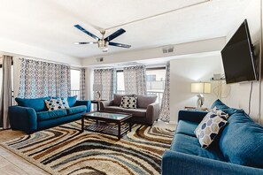 テレビ、DVD プレーヤー