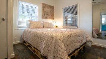 2 bedrooms, iron/ironing board, WiFi, bed sheets