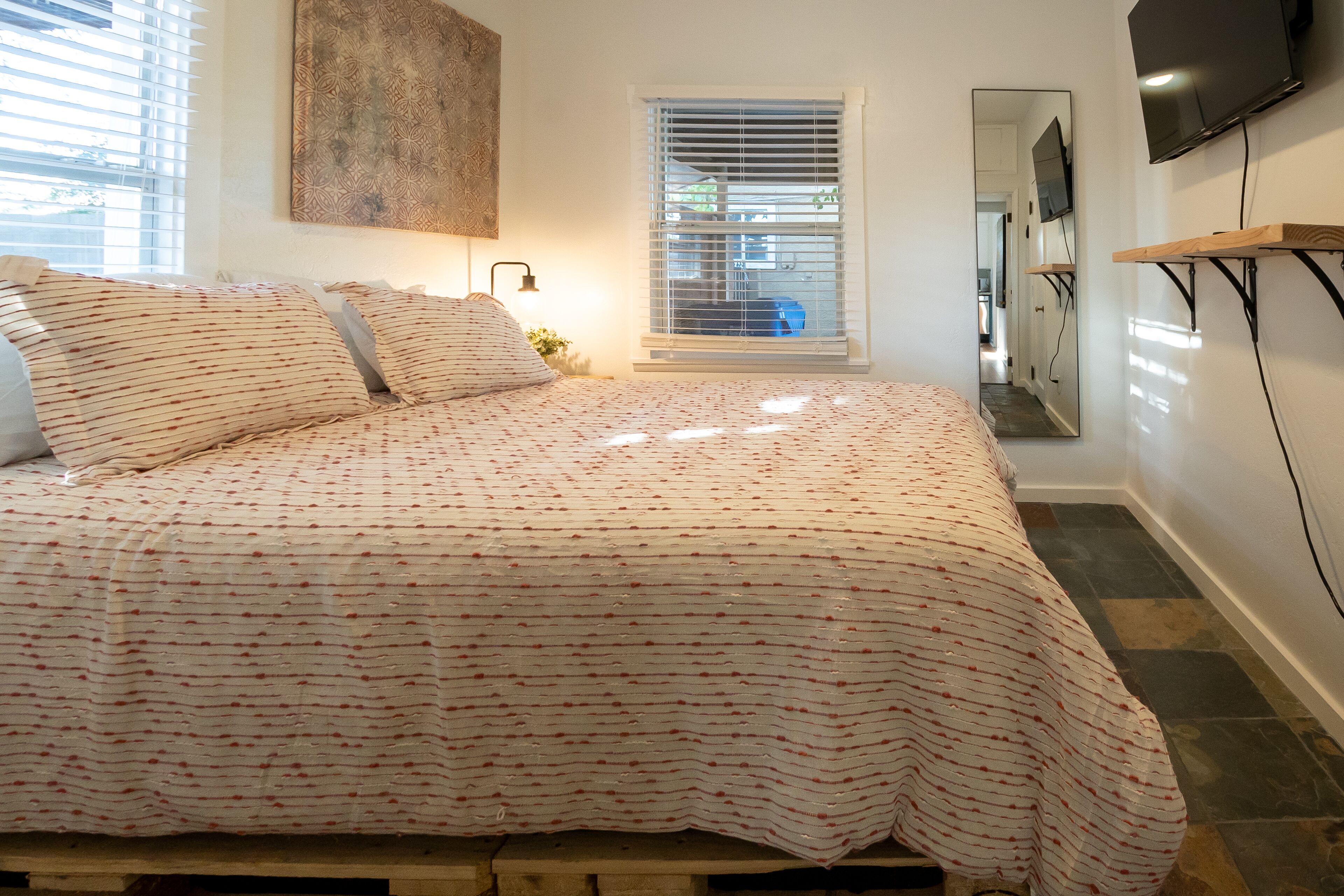 2 chambres, fer et planche à repasser, Wi-Fi, draps fournis