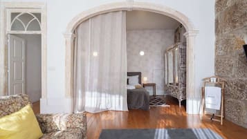 6 habitaciones, tabla de planchar con plancha, wifi y ropa de cama