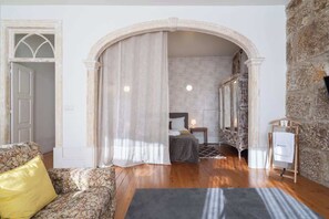 6 habitaciones, tabla de planchar con plancha, wifi y ropa de cama 