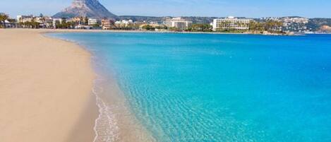 Beach nearby, sun loungers, beach towels