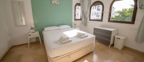 3 bedrooms, iron/ironing board, WiFi (free), bed sheets