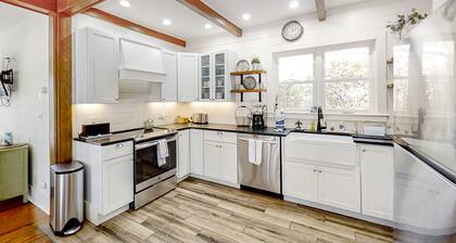 Coastal home with new, full kitchen, walkable downtown location