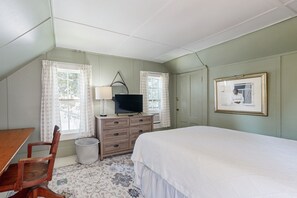 3 bedrooms, desk, iron/ironing board, WiFi