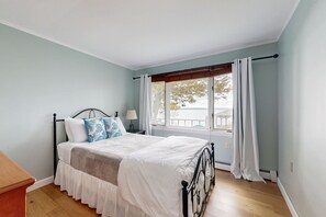 4 bedrooms, desk, WiFi, bed sheets - Charming home with stunning bay views, sunroom, gazebo, deck, & grill (Trenton)