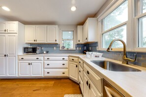 Fridge, microwave, oven, stovetop - Charming cottage with deck, yard, & AC - walk to beach, Main Street, & ferry (Falmouth)