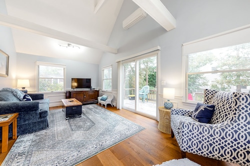 Charming cottage with deck, yard, & AC - walk to beach, Main Street, & ferry