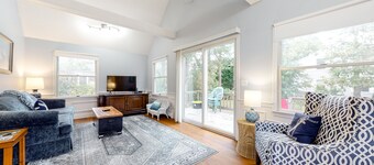 Charming cottage with deck, yard, & AC - walk to beach, Main Street, & ferry