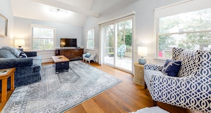 Charming cottage with deck, yard, & AC - walk to beach, Main Street, & ferry