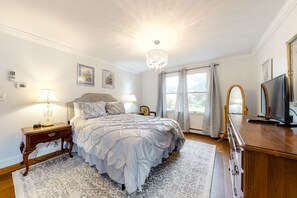 3 bedrooms, iron/ironing board, internet, bed sheets - Charming cottage with deck, yard, & AC - walk to beach, Main Street, & ferry (Falmouth)