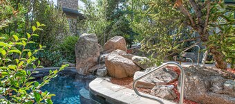 Corner chalet with pool, hot tub, WiFi & W/D - short walk to lifts
