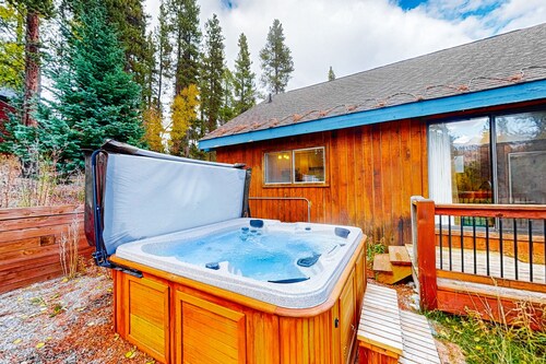 South-facing mountain-view cabin with deck, grill, fireplace & private hot tub