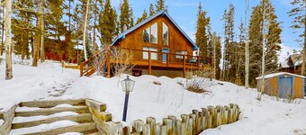 South-facing mountain-view cabin with deck, grill, fireplace & private hot tub