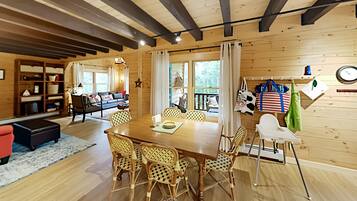 Televisión de pantalla plana, reproductor de DVD, libros, videoteca