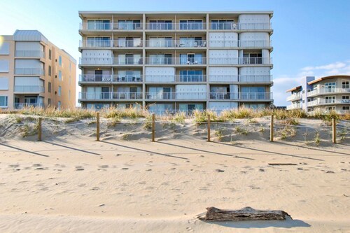 Well-Equipped Family Beachfront Condo w/Balcony, Views, Washer/Dryer, A/C, WiFi
