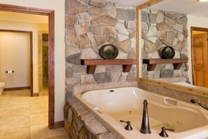 Kylpyamme, poreamme, hiustenkuivaaja, pyyhkeet