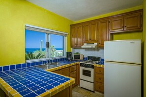 Een microgolfoven, een oven, een vaatwasser