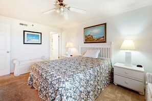 2 bedrooms, WiFi, bed sheets - Inviting beachfront condo with beach views, balcony, AC & washer/dryer (Ocean City)
