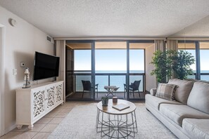 TV, tavolo da ping pong