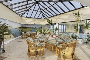 Indoor pool - Bright waterfront condo with balcony, incredible views, pools & gym (Ocean City)