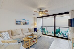 TV, ping pong, stereo - Bright waterfront condo with balcony, incredible views, pools & gym (Ocean City)