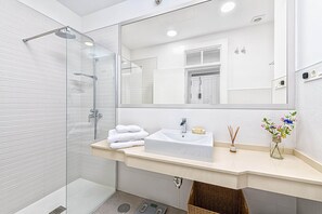 Dusche, Haartrockner, Handtücher, Seife