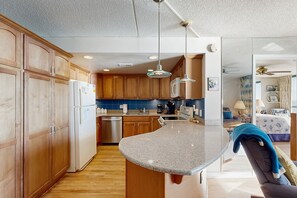 Fridge, microwave, oven, stovetop - Incredible & affordable condo with beachfront location, pools & gym (Ocean City)