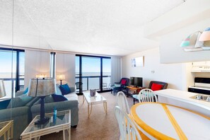 Fernseher, DVD-Player, Tischtennisplatte