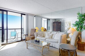 TV, table tennis - Incredible waterfront condo with furnished balcony, beach views, pools & gym (Ocean City)