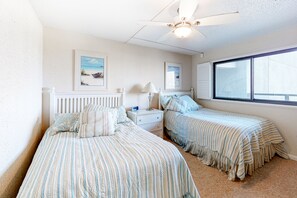 1 bedroom, free Internet, bed sheets - Affordable beachfront condo with balcony, W/D & pools (Ocean City)