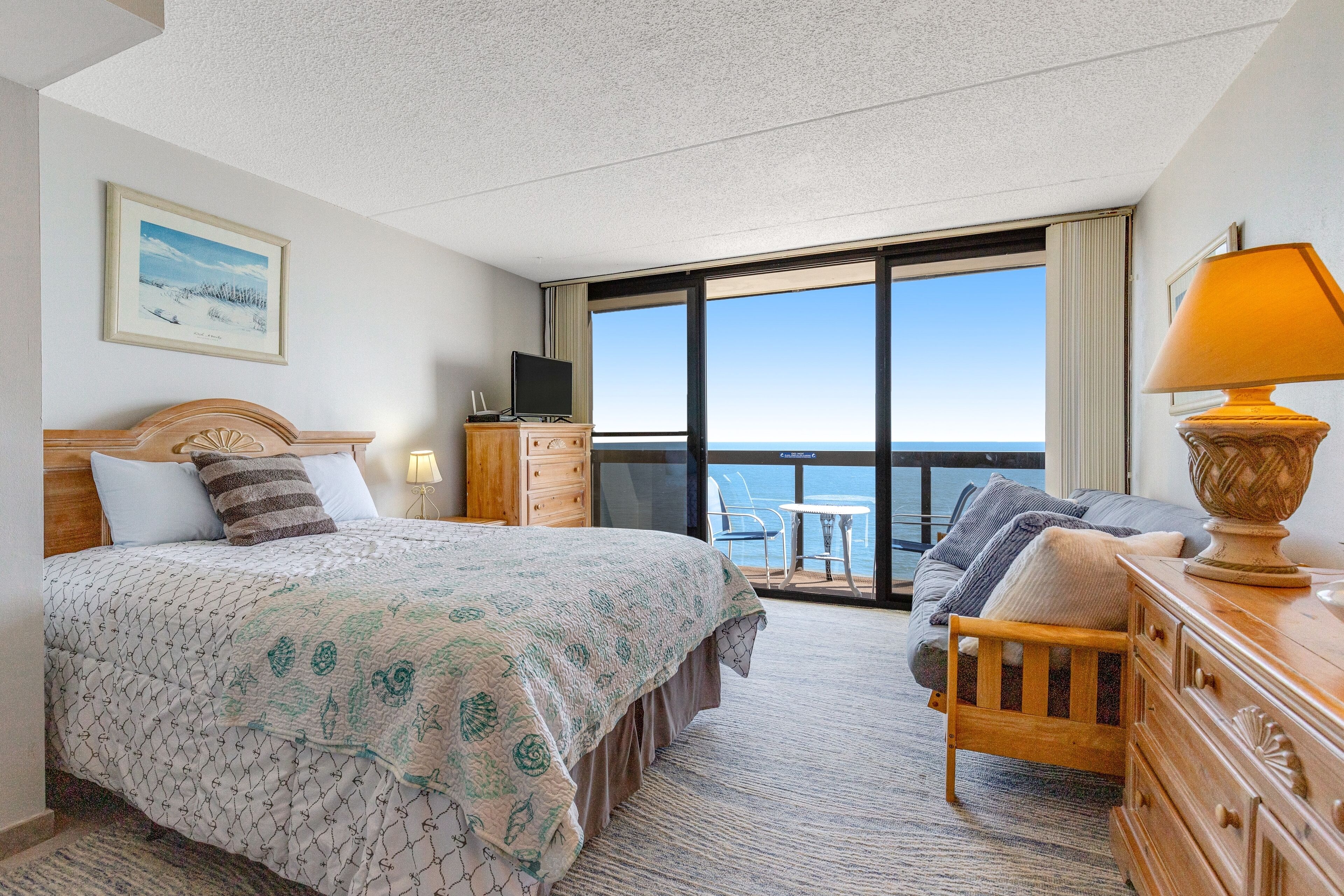 Affordable studio with great beach views, pools & grills