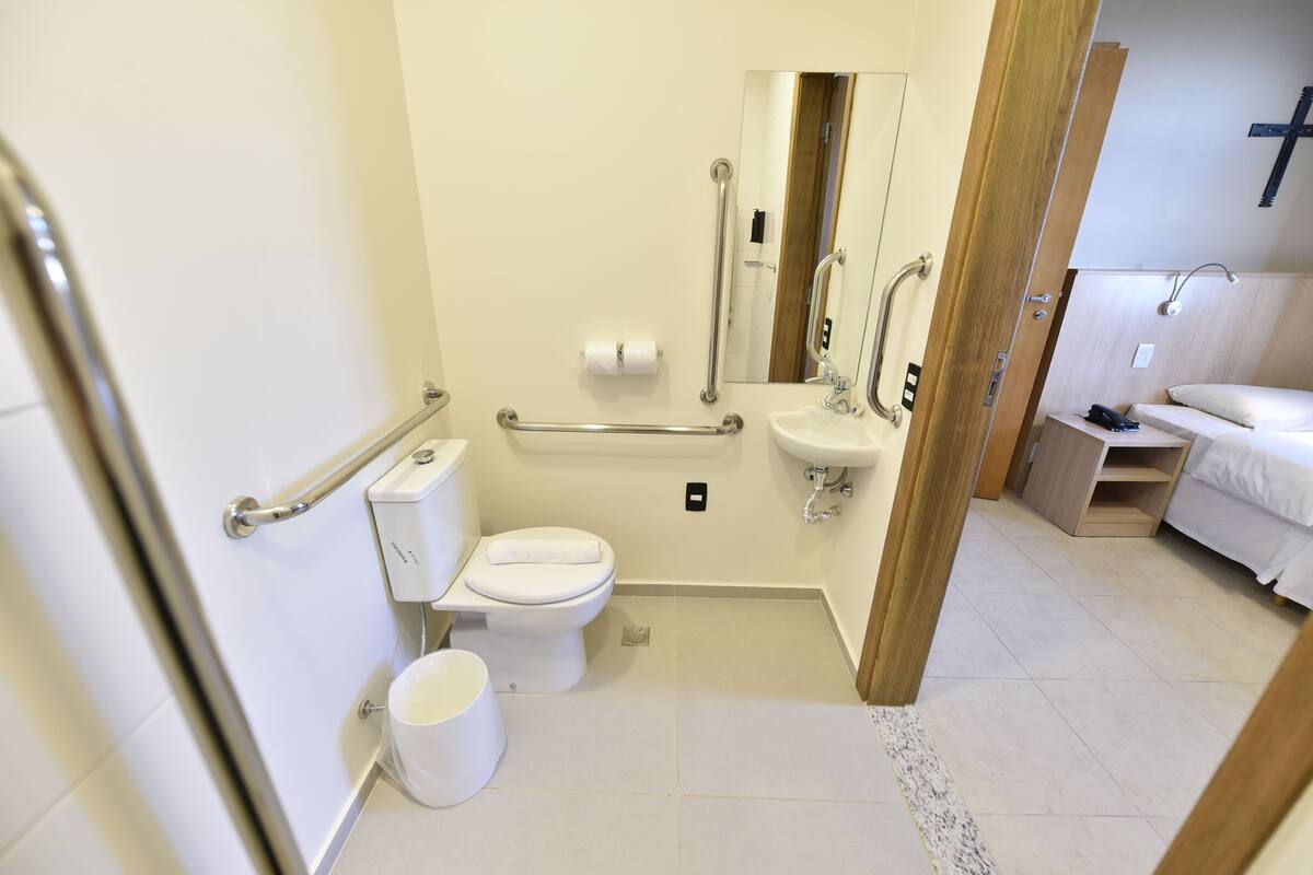 traditional single room | bathroom | shower, towels