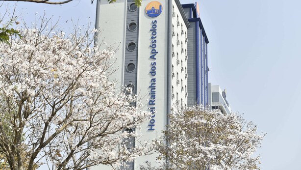 Un edificio con un cartel que dice "Hotel Rainha dos Apostolos".