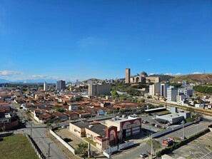 Un paisaje urbano con un edificio destacado identificado como 