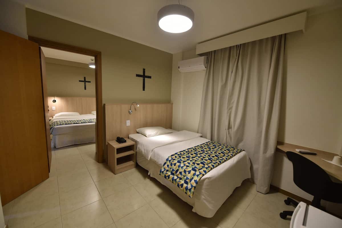traditional single room | 1 bedroom, minibar, in-room safe, desk