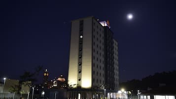 Vista frontal de la propiedad por la tarde o noche