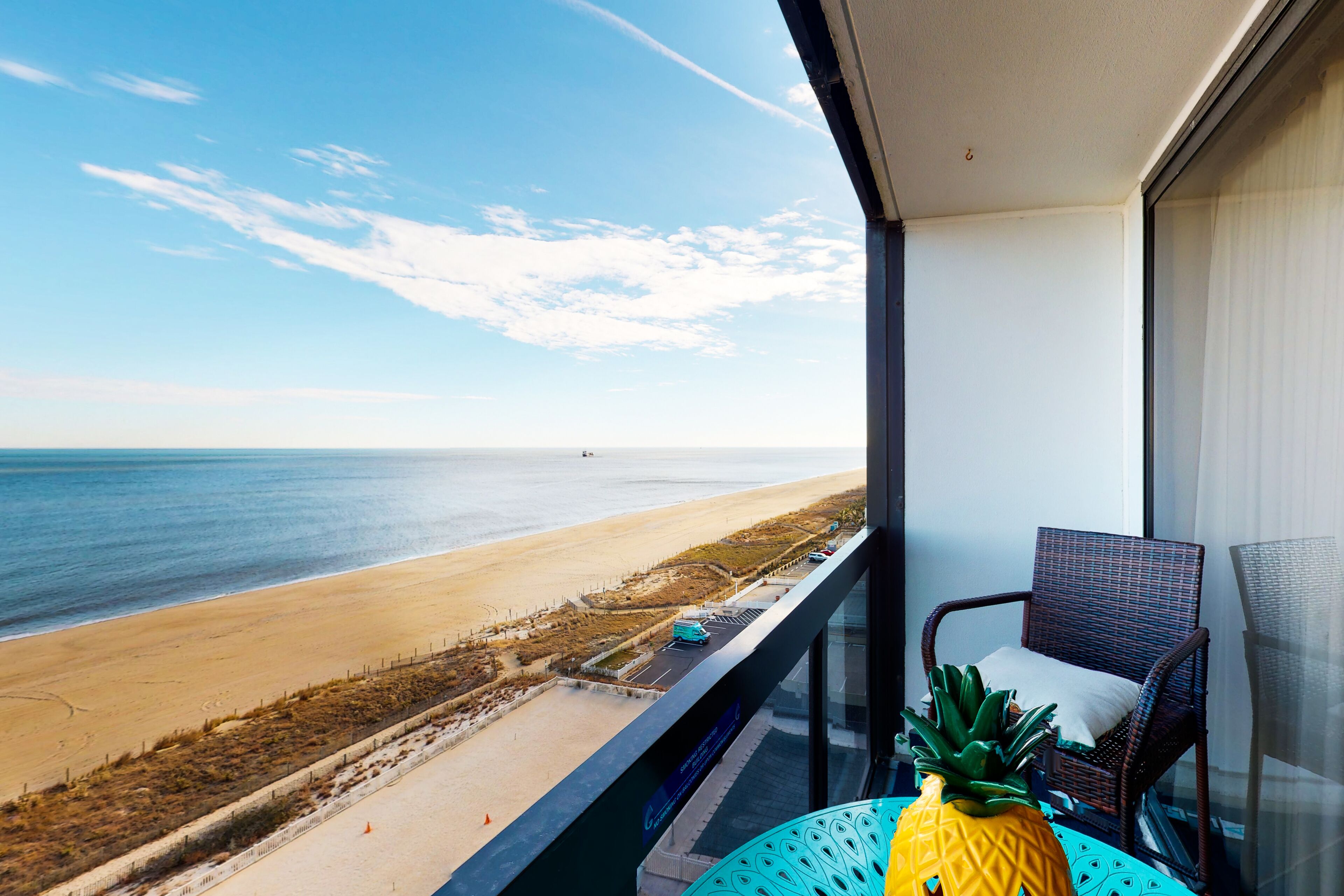 Warm & welcoming studio in oceanfront building with pool & sauna