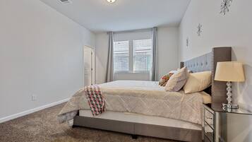 3 habitaciones, escritorio, tabla de planchar con plancha y wifi gratis